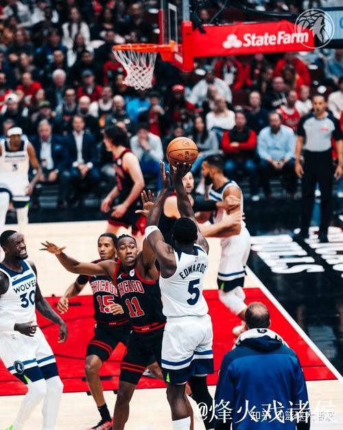 迪文琴佐精准抢断 爱德华兹飞身扣篮 迪文琴佐精准抢断 爱德华兹飞身扣篮