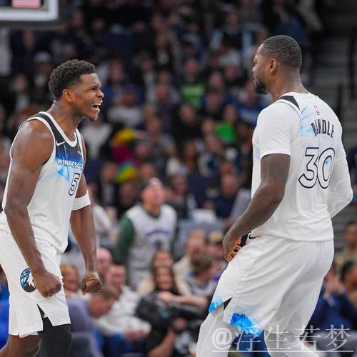 兰德尔接爱德华兹妙传 底角三分精准命中 兰德尔接爱德华兹妙传 底角三分精准命中